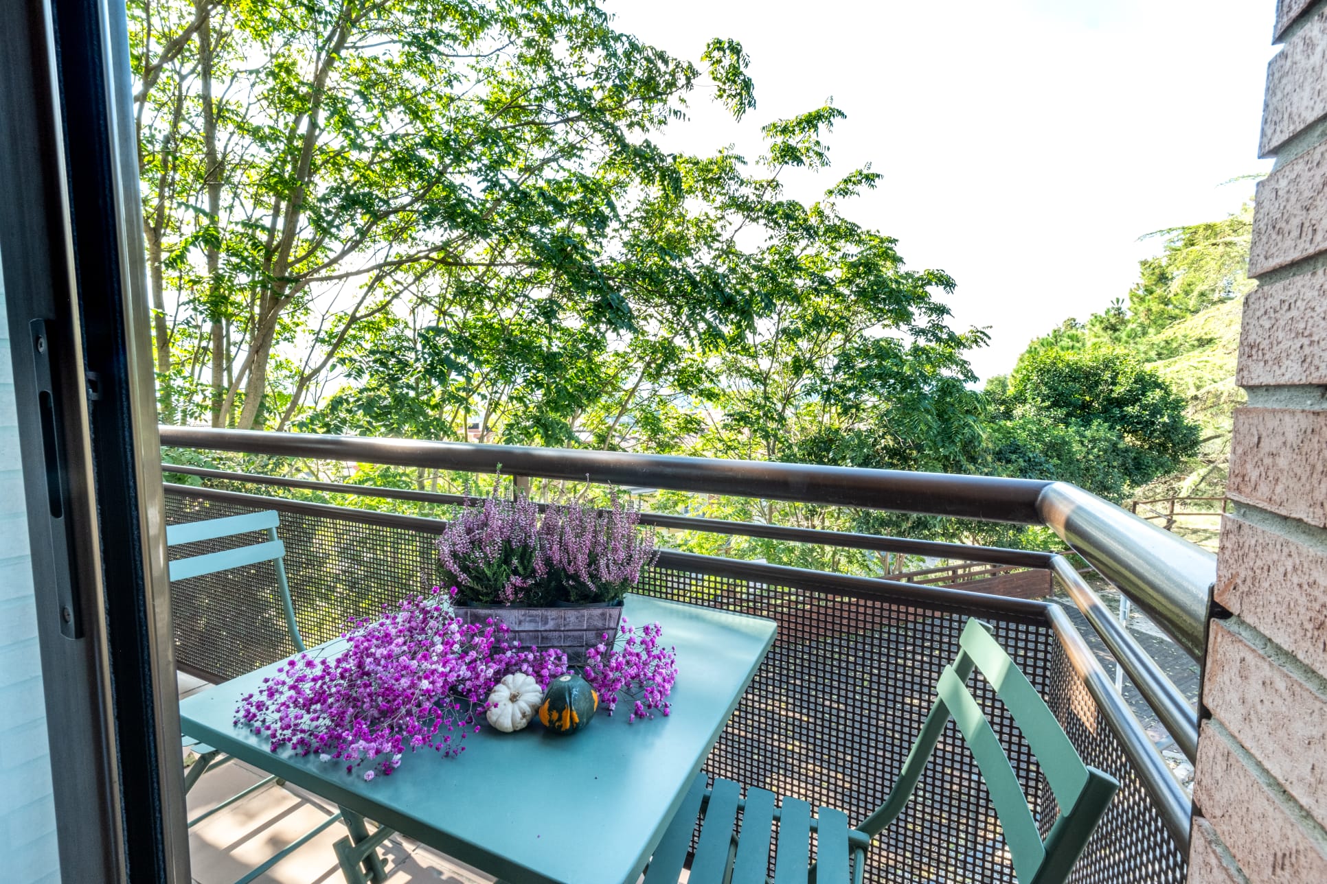 La terrassa d'un apartament a la primavera