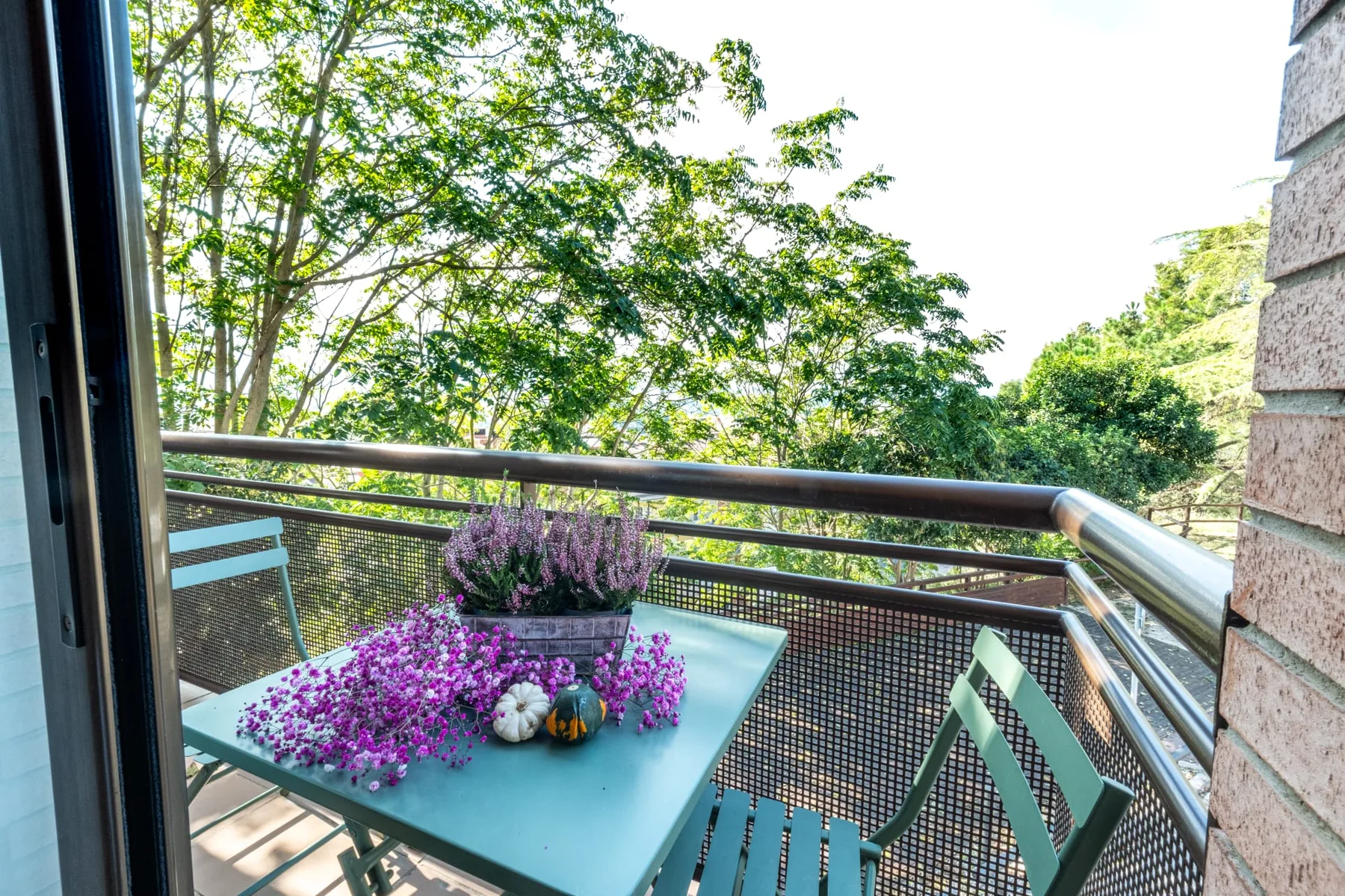 La terrassa d'un apartament a la primavera